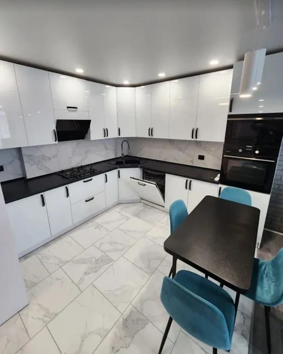 Продаж 3к квартири 85 кв. м на просп. Злуки