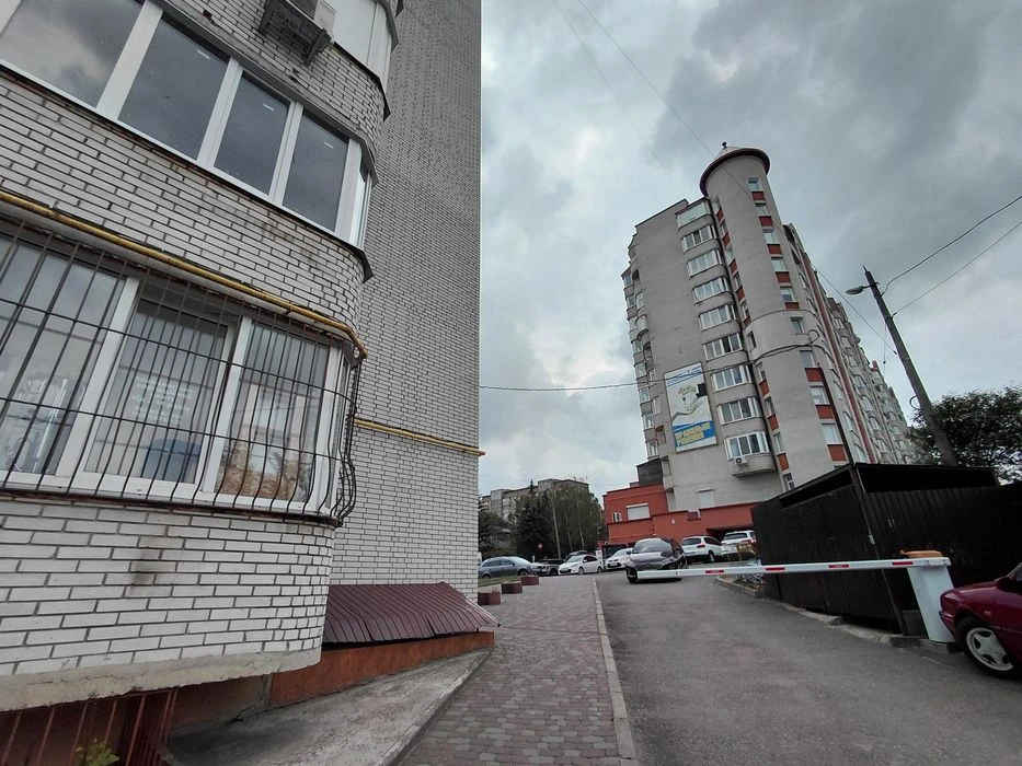 Продаж 4к квартири 115 кв. м на вул. Євгена Коновальця