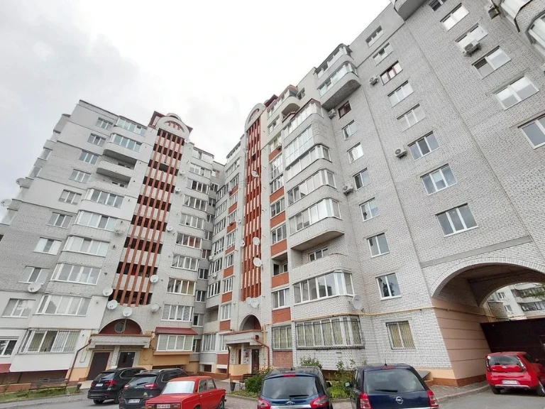 Продаж 4к квартири 115 кв. м на вул. Євгена Коновальця