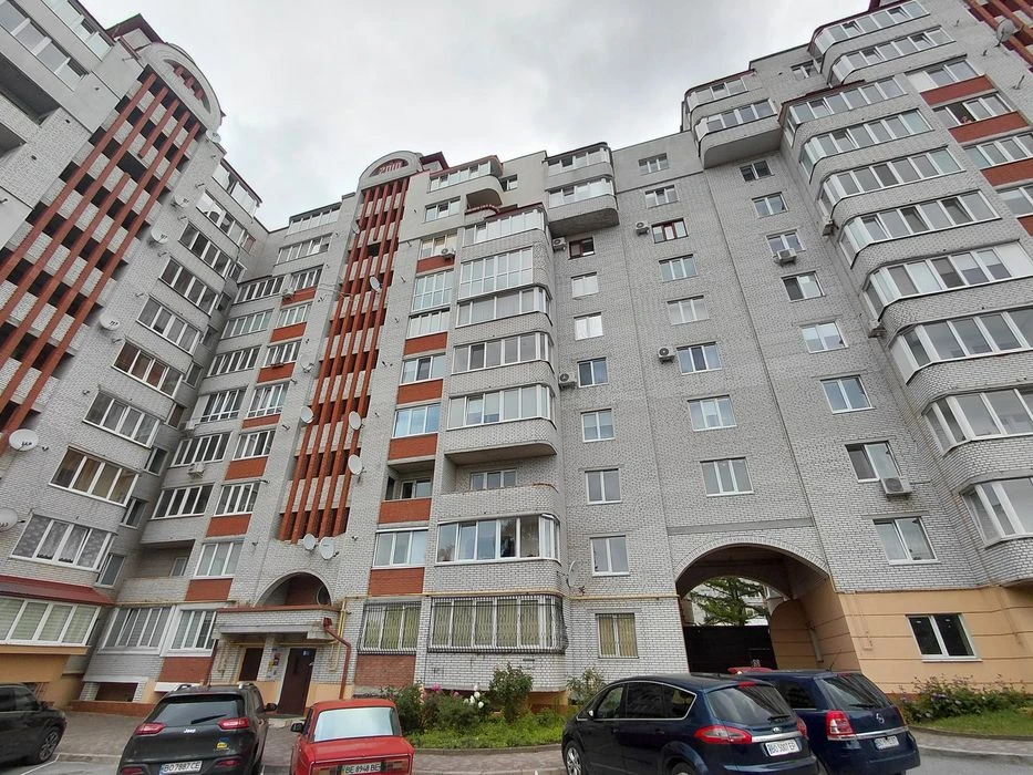 Продаж 4к квартири 115 кв. м на вул. Євгена Коновальця