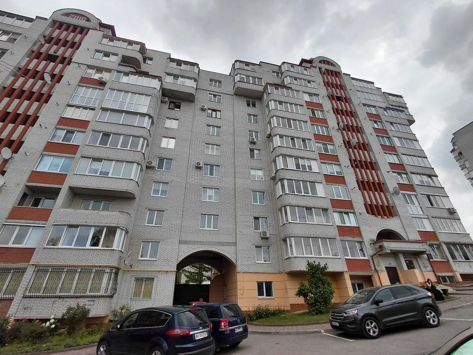 Продаж 4к квартири 115 кв. м на вул. Євгена Коновальця