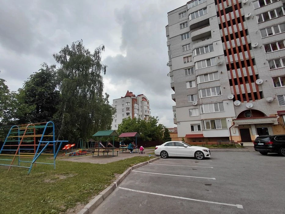 Продаж 4к квартири 115 кв. м на вул. Євгена Коновальця