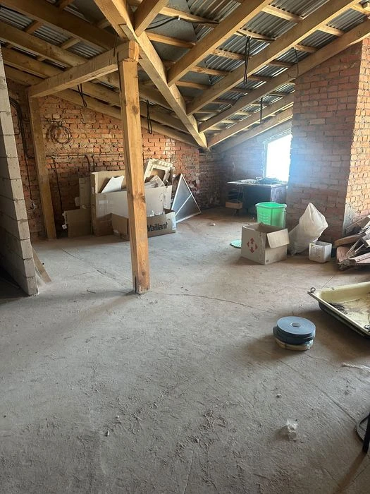 Продам квартиру коло Подолян