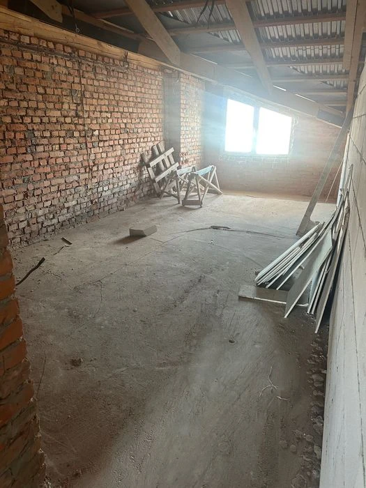 Продам квартиру коло Подолян