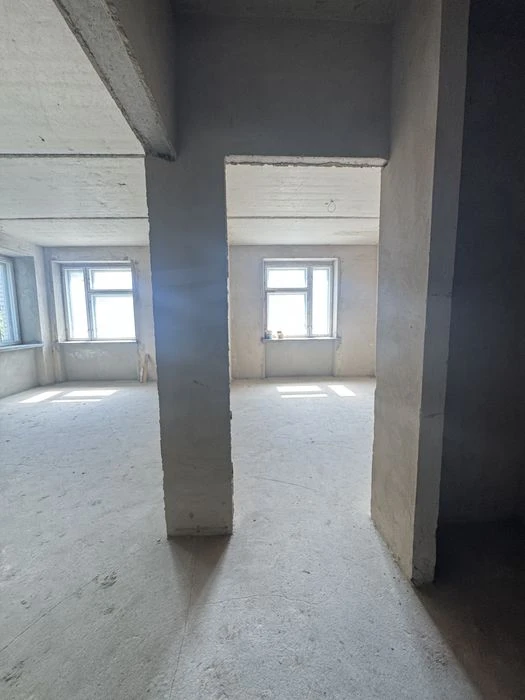 Продається простора 2-кімнатна квартира біля озера