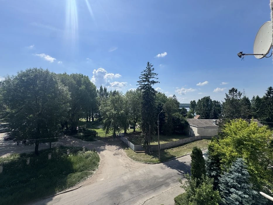 Продається простора 2-кімнатна квартира біля озера