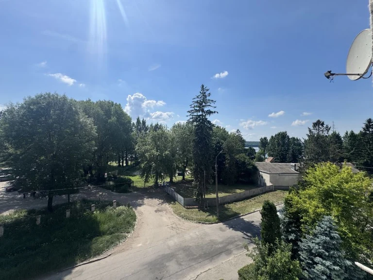Продається простора 2-кімнатна квартира біля озера