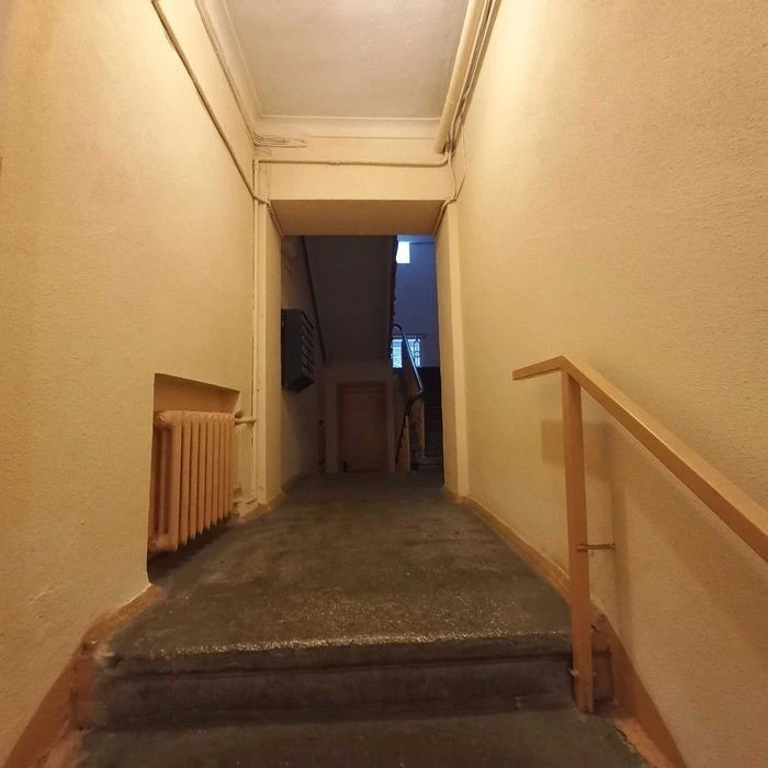 No %! This studio is for you if you value a prestigious location, pl