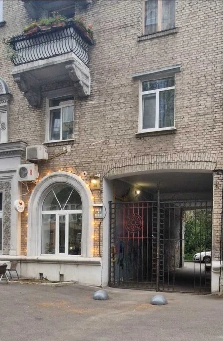 No %! This studio is for you if you value a prestigious location, pl