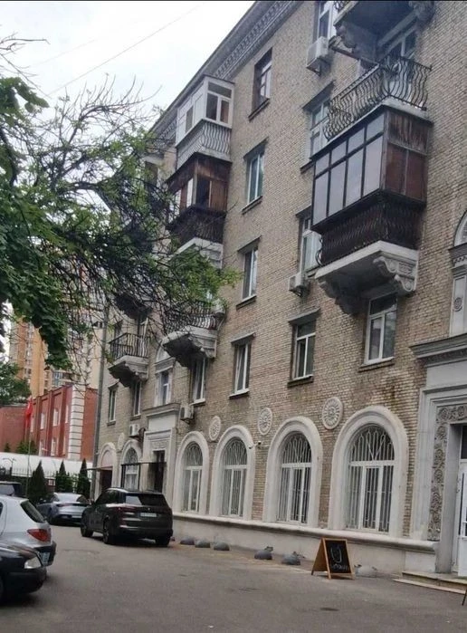 No %! This studio is for you if you value a prestigious location, pl