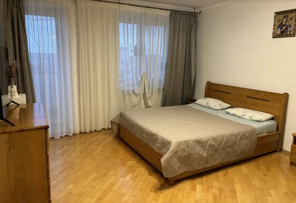 Продаж 3к квартири 88.1 кв. м на вул. Микулинецька