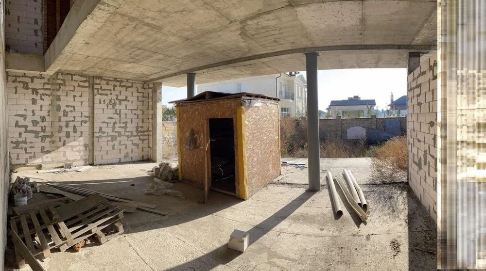 Продажа коробки, на очень классной улице. Тихое место.