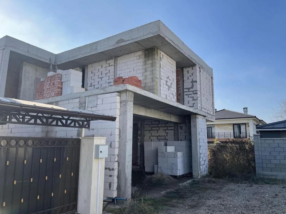 Продажа коробки, на очень классной улице. Тихое место.