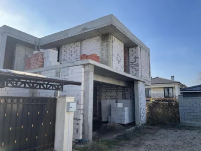 Продажа коробки, на очень классной улице. Тихое место.