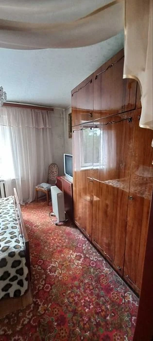 Продається 2-кімнатна квартира по пр. Молоді