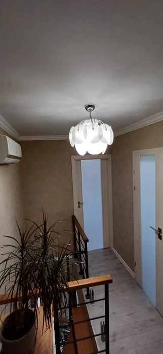 Продам  3 кімнатну дворівневу квартиру. Центр. Власник