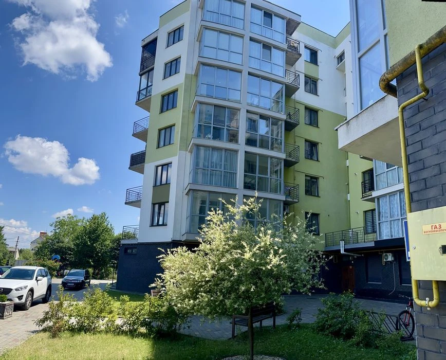 Продаж  великогабаритної  квартири з двома гаражами, окремим