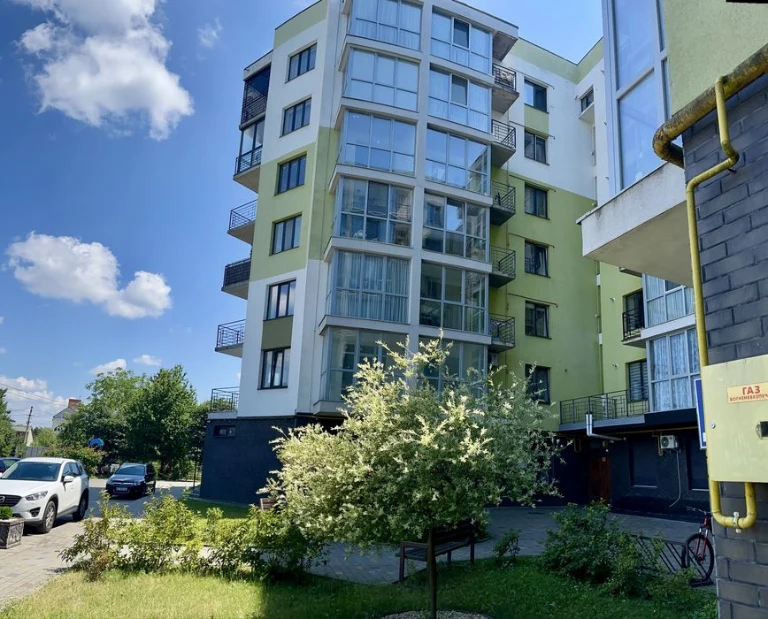Продаж  великогабаритної  квартири з двома гаражами, окремим