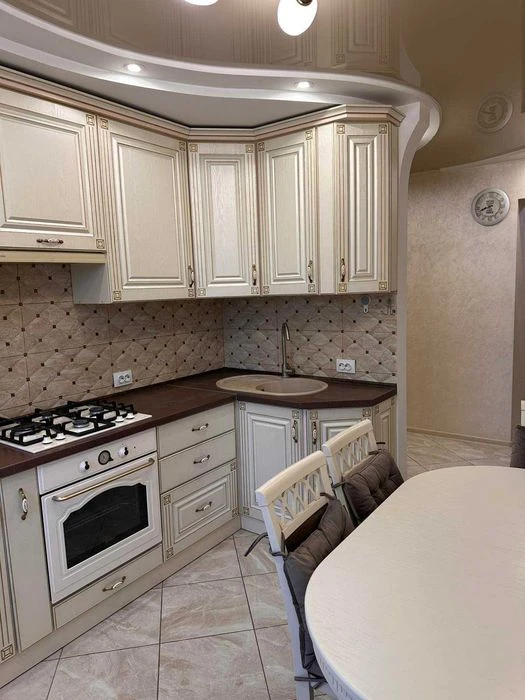 Продаж 3 кімнатної квартири в районі Відродження. Власник