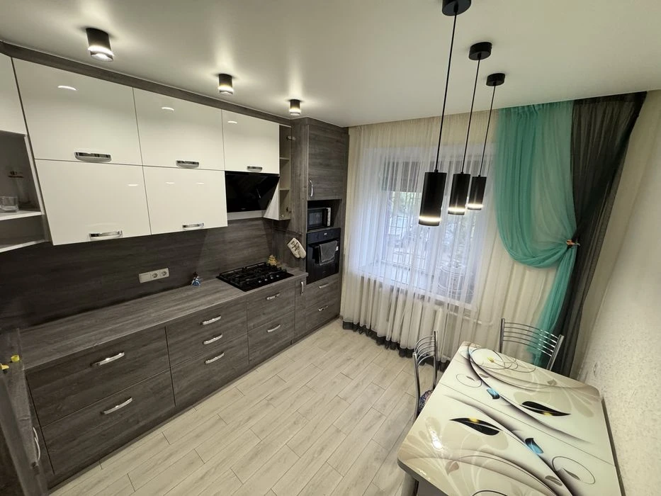 2-кімнатна квартира, 73 м², євроремонт, меблі залишаються, ц