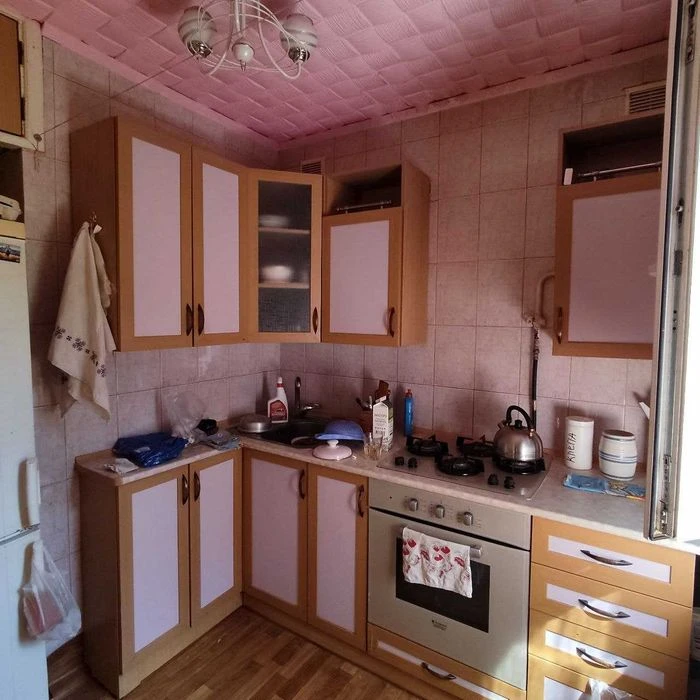 Продаётся недорогая двухкомнатная квартира .