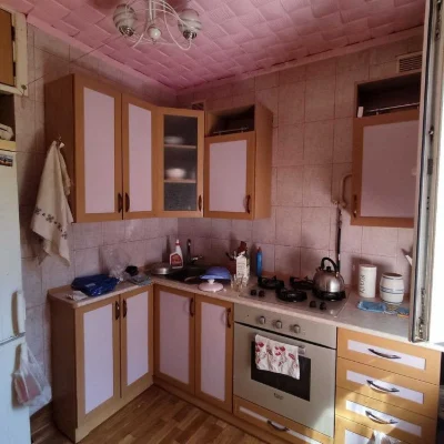 Продаётся недорогая двухкомнатная квартира .