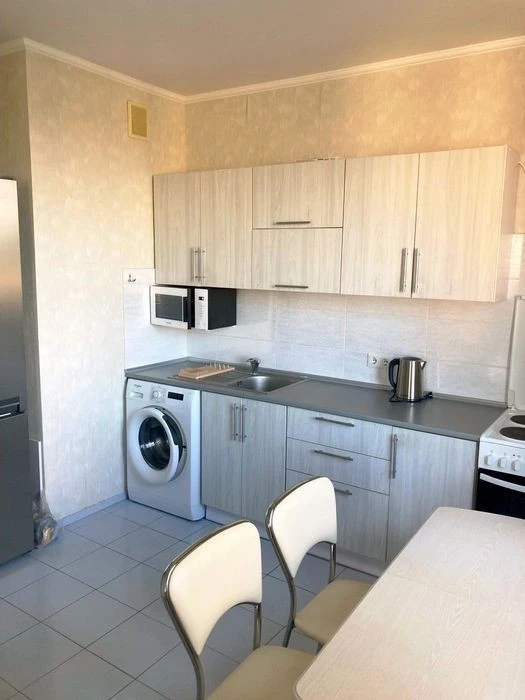 Urgent! Sale of 1-room apartment Olevska 11, residential complex Sosnovy Bir, city.