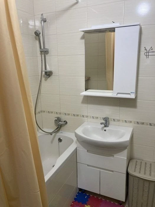 Urgent! Sale of 1-room apartment Olevska 11, residential complex Sosnovy Bir, city.
