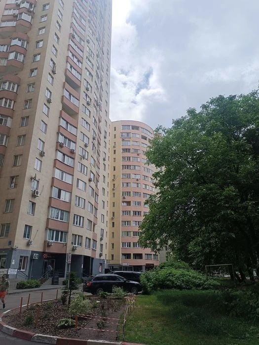 Urgent! Sale of 1-room apartment Olevska 11, residential complex Sosnovy Bir, city.
