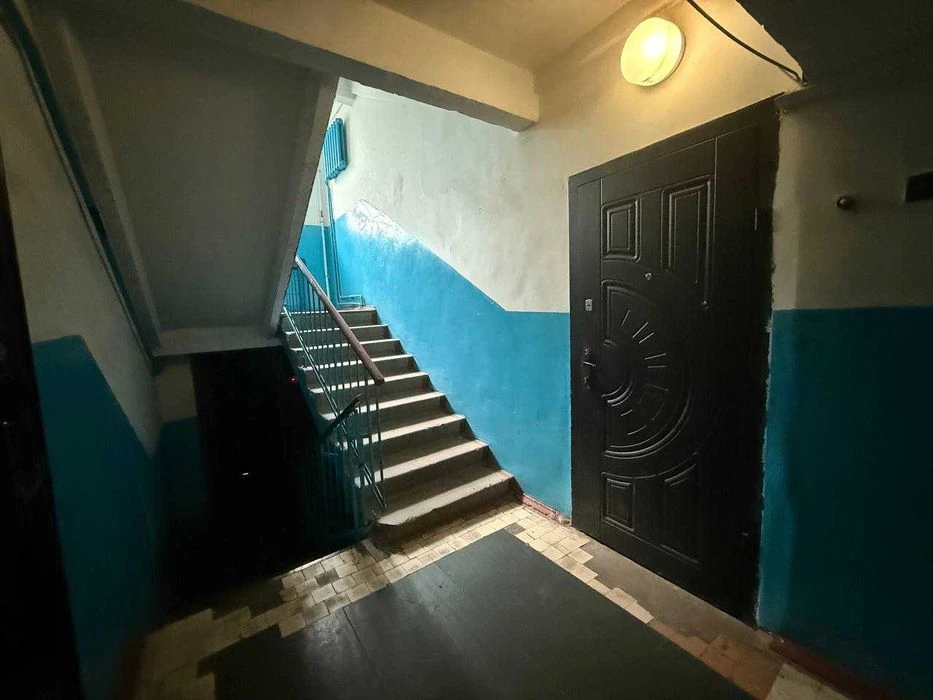 Ціна знижена!2 кімнатна квартира, ринок Нива. Терміновий про