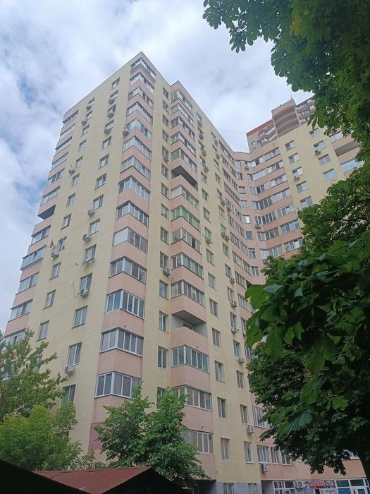 Urgent! Sale of 1-room apartment Olevska 11, residential complex Sosnovy Bir, city.