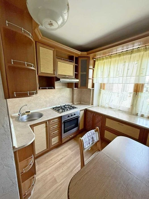 Продаж 3-кімнатної квартири в зручному районі!