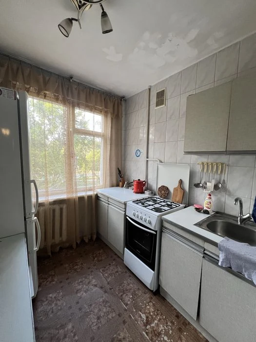 Продаж квартири  по Льотній 11а  48 м 2 на дві  сторони