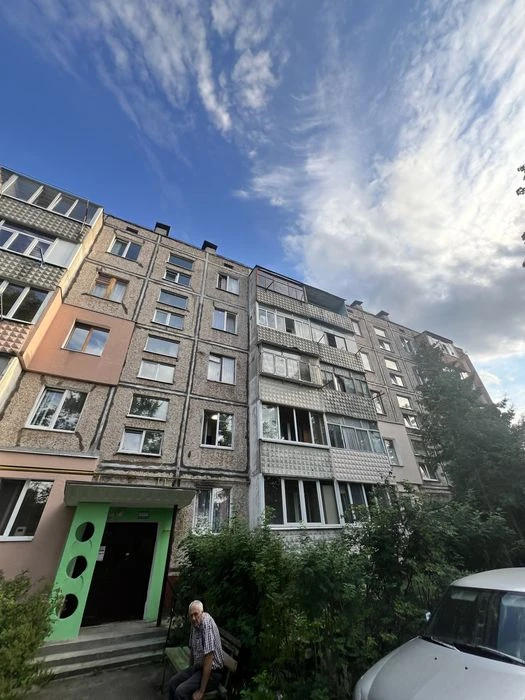 Продаж квартири  по Льотній 11а  48 м 2 на дві  сторони