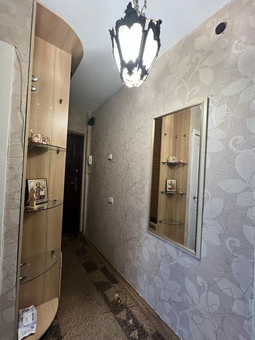 Продаж квартири  по Льотній 11а  48 м 2 на дві  сторони