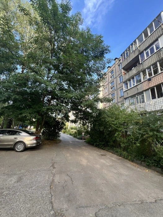 Продаж квартири  по Льотній 11а  48 м 2 на дві  сторони