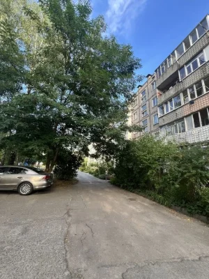 Продаж квартири  по Льотній 11а  48 м 2 на дві  сторони