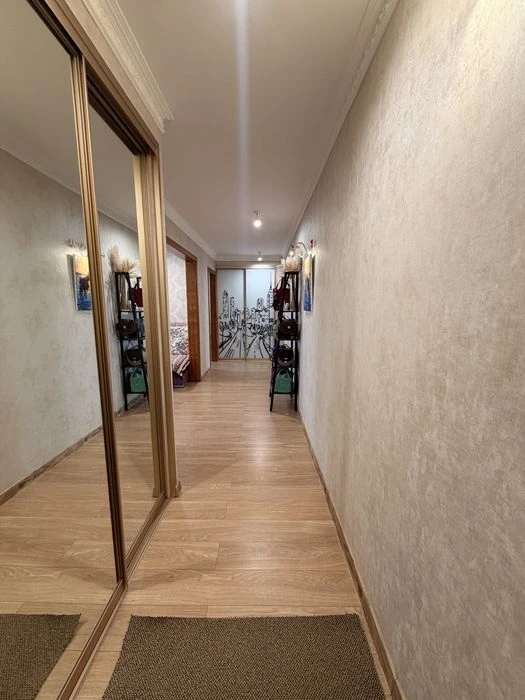 В продажу простора 3 кімнатна квартира