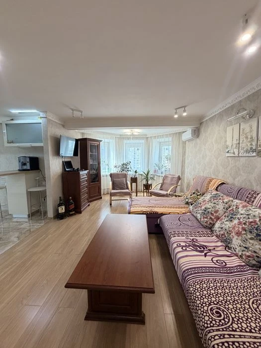 В продажу простора 3 кімнатна квартира