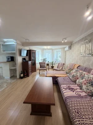 В продажу простора 3 кімнатна квартира