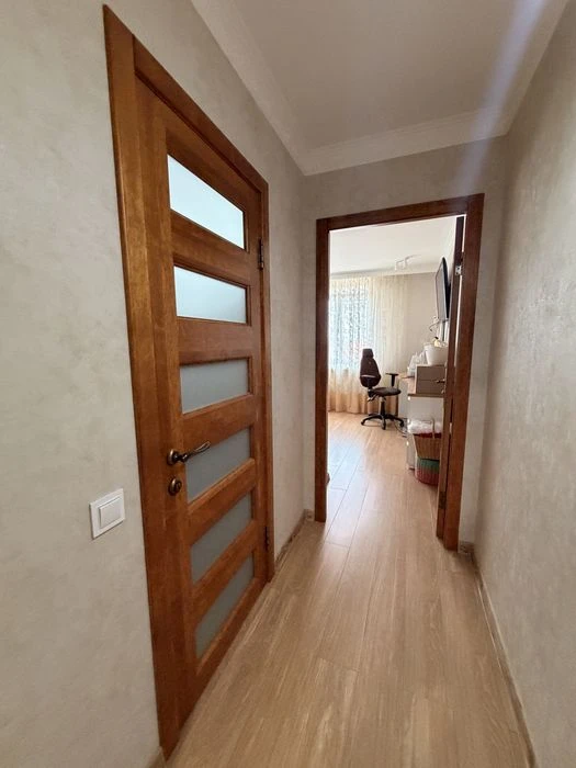 В продажу простора 3 кімнатна квартира