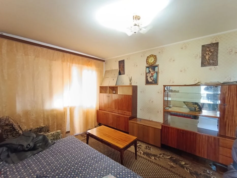 2-кімнатна квартира, біля центру зайнятості