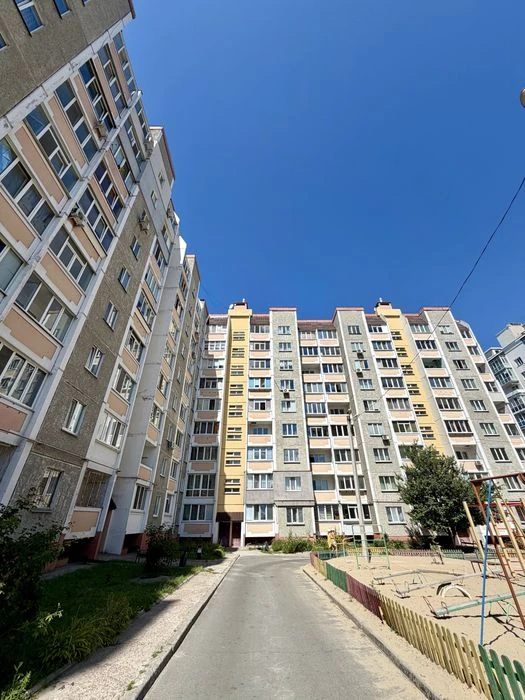 Продаж трикімнатної квартири Стрілецька Набережна