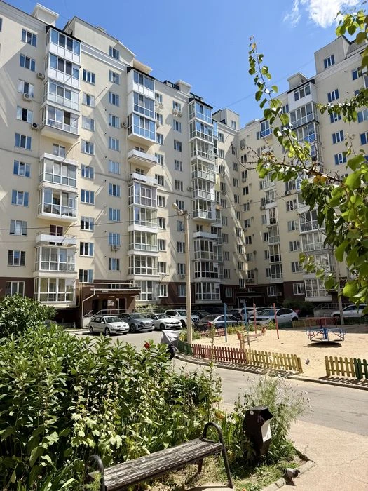 Продаж трикімнатної квартири Стрілецька Набережна