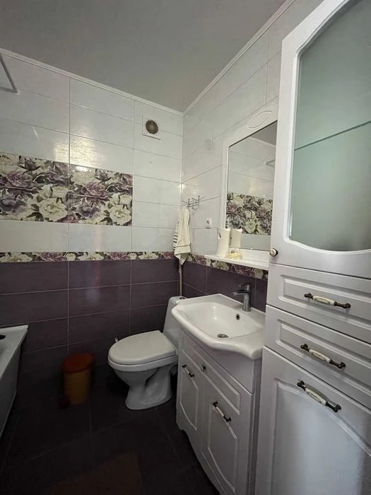 Продається світла 2-кімнатна квартира 51м2, вул. О.Коваленка