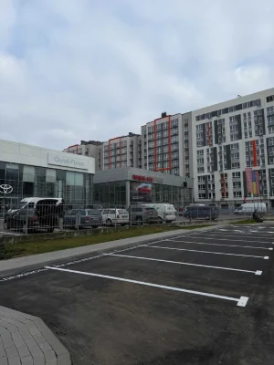 Простора двокімнатна квартира у зданій секції вибір поверхів