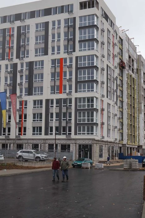 Простора двокімнатна квартира у зданій секції вибір поверхів