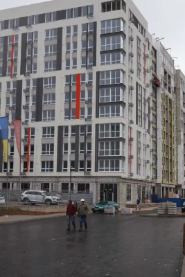 Простора двокімнатна квартира у зданій секції вибір поверхів