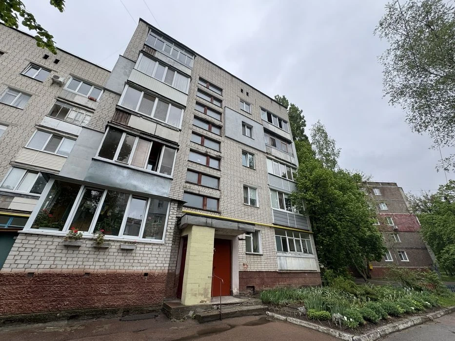 Продаж 3-кімнатної квартири 68 м² у цегляному будинку біля 2