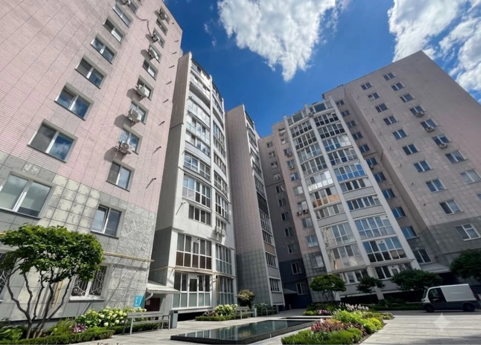 Трьохкімнатна квартира в центрі з вільним простором в клубно